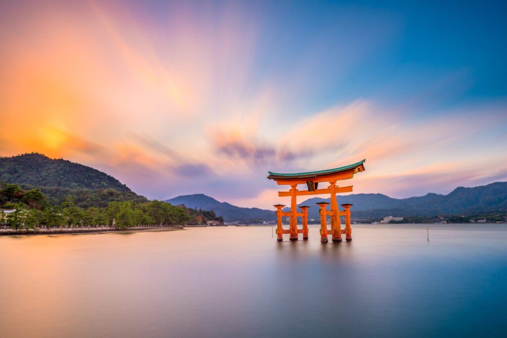 夕陽下的嚴島神社大鳥居