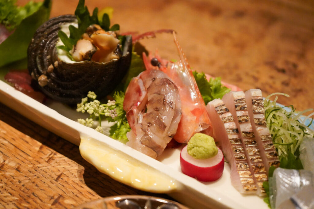 Sashimi platter with shellfish, crustacean and seared slices arranged together